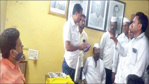 सिन्नर : सहायक निबंधक कार्यालयात त्रिभुवन यांच्याशी चर्चा करताना सभासद.