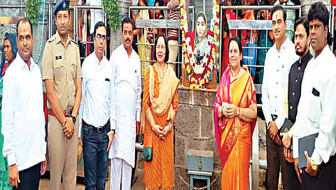 रंगमहालाच्या डागडुजीसाठी मंजुर निधी मंदिराकडे वर्ग करण्याबाबत कार्यवाहीचे निर्देश देतांना डॉ. निलम गो-हे. समवेत उपस्थित सुभाष पवार, जेहलम जोशी, तहसीलदार प्रदीप पाटील, ओम बाहेती, भारती जाधव.