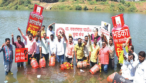 सांगली : गॅस सिलिंडर कृष्णा नदीला अर्पण करून मदनभाऊ युवा मंचने महागाईविरोधात आंदोलन केले. यावेळी आनंद लेंगरे, शीतल लोंढे व कार्यकर्ते.
