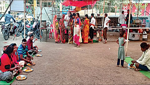 मालेगाव : परंपरेनुसार यशश्री कंपाउंडमध्ये दानशूर व्यक्तींनी सुरू केलेल्या अन्नछत्राचा लाभ घेताना भाविक