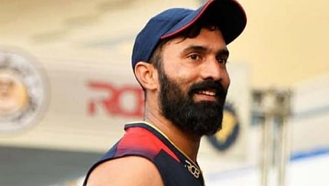 Dinesh Karthik : पत्नीने धोका दिल्यानंतर दिनेश कार्तिक करणार होता आत्महत्या
