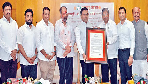 कोल्हापूर : गोव्याचे मुख्यमंत्री डॉ. प्रमोद सावंत यांचा त्यांच्या मित्रपरिवाराच्या वतीने भाजपचे प्रदेशाध्यक्ष चंद्रकांत पाटील यांच्या हस्ते व
दै. ‘पुढारी’चे समूह संपादक डॉ. योगेश जाधव यांच्या प्रमुख उपस्थितीत सत्कार करण्यात आला. डावीकडून डॉ. संजय पाटील, राहुल आवाडे, समित कदम, आ. विनय कोरे, सुरेश खाडे. छाया ः पप्पू अत्तार)
