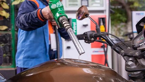 petrol diesel price : पेट्रोल आणि डिझेलच्या दरात पुन्हा वाढ, जाणून घ्या आजचे दर