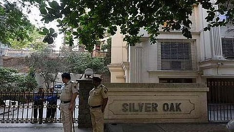 एसटी कर्मचाऱ्यांचे शरद पवारांच्या घरासमोर आंदोलन; आंदोलकांनी चप्पलांसह दगड भिरकावले