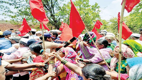उचंगी ः धरणाच्या घळभरणीचे काम बंद पाडण्यासाठी जाताना धरणग्रस्त व पोलिसांत झालेली झटापट.