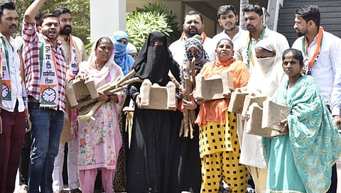 नाशिक : महागाईच्या भोंग्याविरोधात युवक राष्ट्रवादीचे महिलांना चूल व लाकडे देत आंदोलन