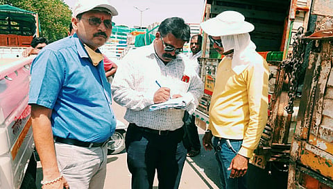 पंचवटी : अस्वच्छता व प्लास्टिक प्रकरणी दंडात्मक कारवाईप्रसंगी विभागीय स्वछता निरीक्षक संजय दराडे. समवेत कर्मचारी.