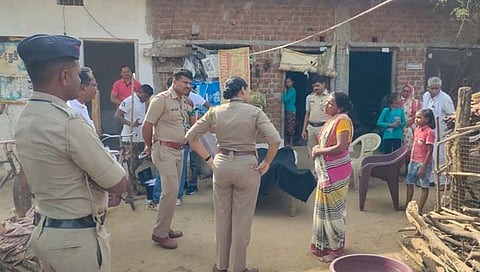 पोलिस चौकशी करत असताना