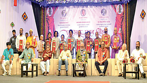 नाशिक ः अखिल भारतीय मराठी नाट्य परिषदेच्या पुरस्कार वितरणाप्रसंगी पालकमंत्री छगन भुजबळ. समवेत डॉ. जब्बार पटेल,
डॉ. मोहन आगाशे, संजय पवार, गिरीश सहदेव, प्रा. रवींद्र कदम, डॉ. अविनाश धर्माधिकारी, सुनील ढगे. (छाया ः हेमंत घोरपडे)