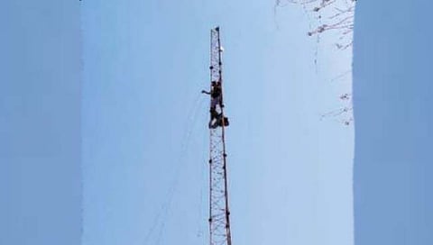 यवतमाळ : जिल्हाधिकारी कार्यालयाच्या टॉवरवर चढून युवकाचे आंदोलन