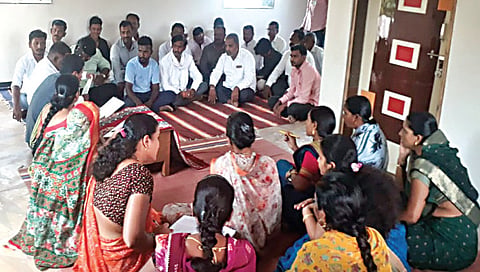सटाणा : मुंजवाड येथे ग्रामसभेप्रसंगी उपस्थित सदस्य व ग्रामस्थ.
(छाया : सुरेश बच्छाव)