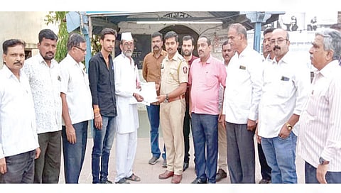 सिन्नर : पोलिस ठाण्यात निवेदन देताना भाजपचे तालुकाध्यक्ष भाऊसाहेब शिंदे, शहराध्यक्ष मनोज सिरसाट आदींसह कार्यकर्ते.