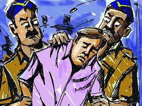 पुणे : तलवारीचा धाक दाखवत महिलेचे दागिने लुटणाऱ्याला ग्रामस्थांनी पकडले