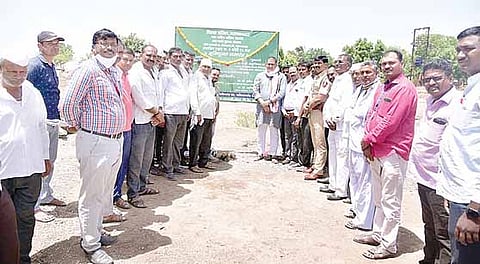 कोळपेवाडी : कोपरगाव तालुक्यातील कुंभारी, नाटेगावच्या पाणी योजनेचे भूमिपुजन करताना आमदार आशुतोष काळे. मवेत पदाधिकारी व कार्यकर्ते.