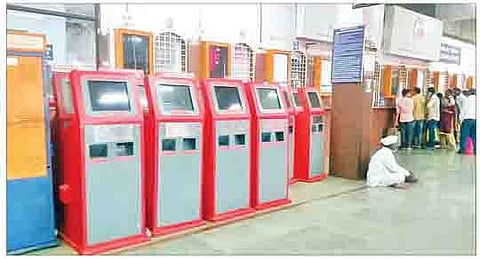 रेल्वेच्या पुणे स्थानकावर धूळ खात पडलेली तिकिटाची एटीव्हीएम.