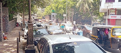 शनिवारवाडा पार्किंग फुल्ल झाल्याने पर्यटकांना शिवाजी रस्ता, बाजीराव रस्त्यावर नो पार्किंगमध्ये गाड्या पार्क कराव्या लागल्या. (छायाचित्र : नितीन पवार)