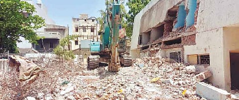 सांस्कृतिक केंद्रानजीकचे कॉम्प्लेक्स नगरपरिषदेकडून पाडले जात आहे.
