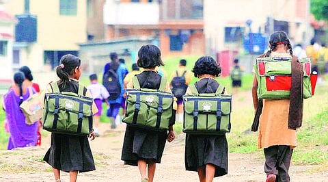विद्यार्थाना मोठा दिलासा: दप्तर होणार हलके अडीच किलोंनी