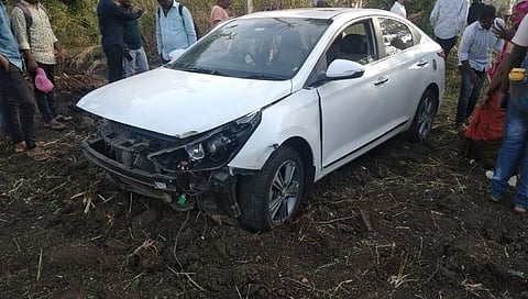 निपाणी : सौंदलगा येथे चारचाकी 300 फूट फरफटत घुसली शेतात