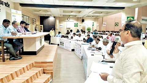 सांगली : संभाव्य महापुराच्या पार्श्वभूमीवर महापालिकेत आपत्ती व्यवस्थापन बैठक झाली. यावेळी आयुक्त नितीन कापडणीस, अतिरिक्त आयुक्त संतोष खांडेकर, उपाायुक्त राहुल रोकडे, उपायुक्त चंद्रकांत आडके.