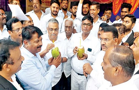 खंडपीठ मंजुरीचा आदेश येताच आमदार अभय पाटील, अनिल बेनके यांच्याहस्ते नारळ पाणी पिऊन उपोषण सोडताना अॅड. प्रभू यतनट्टी व इतर वकील.