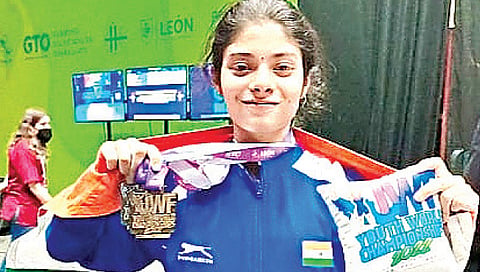 जागतिक युथ वेटलिफ्टिंगमध्ये मनमाडच्या आकांक्षा व्यवहारेला ‘सिल्व्हर’