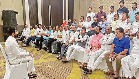 निकालापर्यंत शिंदेंसह १५ आमदारांना विधानसभेच्या कामकाजातून निलंबित करा!