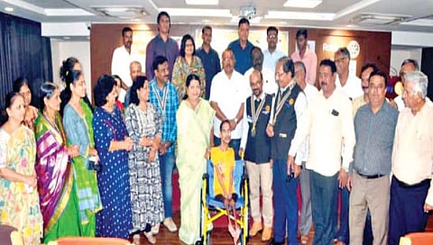 रोटरी क्लबतर्फे व्हिल चेअरचे वाटपरोटरी क्लबतर्फे व्हिल चेअरचे वाटप
