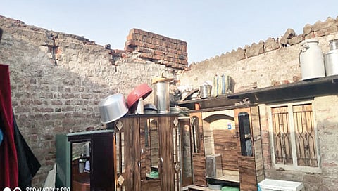नाशिक : वादळी पावसात शेतकर्याच्या घराचे छप्पर उडाले, नुकसान भरपाईसाठी साद