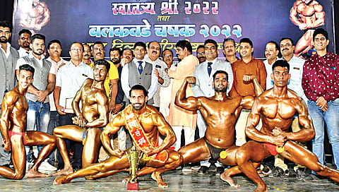नाशिक : विजेत्या शरीरसौष्ठवपटूंसह आयोजक गोरखनाथ बलकवडे, सरचिटणीस गोपाळ गायकवाड, रमेश पवार, गोविंद काळे आदी.