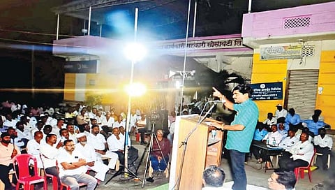नांद्रे : येथे बोलताना हवामानतज्ञ पंजाबराव डख व उपस्थित शेतकरी.