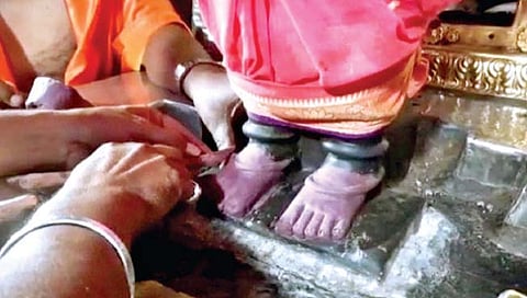 रुक्मिणी मातेच्या चरणावर वज्रलेपाची प्रक्रिया पूर्ण