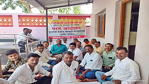 सटाणा : पुणतांबा शेतकरी आंदोलनास पाठिंबा दर्शविण्यासाठी मुंजवाड ग्रामपंचायतीसमोर आंदोलनास बसलेले ग्रामस्थ. (छाया : सुरेश बच्छाव)