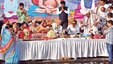 नाशिक : गंगापूजन करताना अण्णासाहेब मोरे व मनपा आयुक्त रमेश पवार. समवेत खा. हेमंत गोडसे, आ. सीमा हिरे, महेश हिरे आदी. (छाया : रुद्र फोटो)
