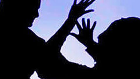 नाशिक : बोलणे व भेटणे बंद केल्याने प्रियकराचा प्रेयसीवर हल्ला, भरचौकात मारहाण