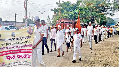 व्यसनमुक्त युवक संघाची हुतात्मा स्मारक ते धावडशी पदयात्रा
