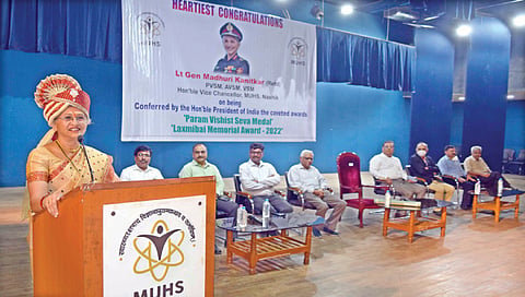 नाशिक : कार्यक्रमात बोलताना कुलगुरू डॉ. माधुरी कानिटकर. व्यासपीठावर डॉ. मिलिंद निकुंभ, डॉ. कालिदास चव्हाण आदी.