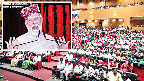 नाशिक : केंद्र सरकारच्या विविध योजनांमधील लाभार्थ्यांना मार्गदर्शन करताना पंतप्रधान नरेंद्र मोदी. समोर उपस्थित जनसमुदाय.