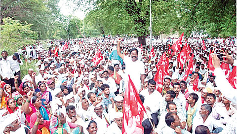 नाशिक : महसूल आयुक्तालयावर आदिवासींची धडक ; घोषणांनी दणाणला परिसर