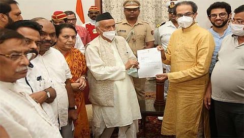 resignation of uddhav thackeray : मुख्यमंत्री उद्धव ठाकरेंचा राजीनामा राज्यपालांकडे सुपूर्द