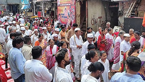 धारावीतील शेकडो वारकर्यांचे पंढरपूरकडे प्रस्थान
