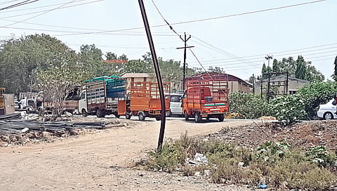 वणी : कळवण रस्त्यावर उभ्या असलेल्या बेशिस्त गाड्या. (छाया : अनिल गांगुर्डे)