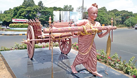 सातपूर : येथील महिंद्रा सर्कल वाहतूक बेटावर उभारण्यात आलेले बारागाड्या ओढण्याचे शिल्प.