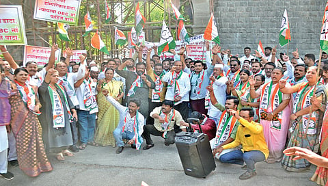 नाशिक : जिल्हाधिकारी कार्यालय येथे निदर्शने करताना समता परिषद व राष्ट्रवादी काँग्रेसचे पदाधिकारी व कार्यकर्ते. (छाया : हेमंत घोरपडे)