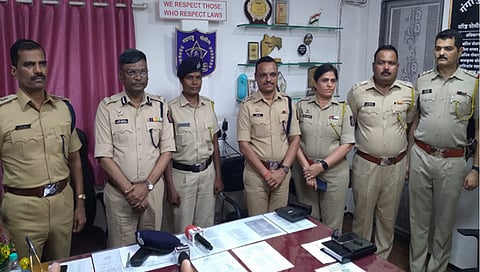 आरोपीला मोठ्या शिताफीने पकडणाऱ्या महिला कॉन्स्टेबल सरला खैरनार यांचे पोलीस आयुक्त तसेच पोलिस अधिकाऱ्यांनी अभिनंदन केले.