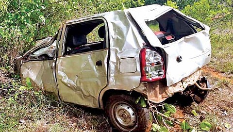 आजर्यात हत्तीकडून कारचा चुराडा