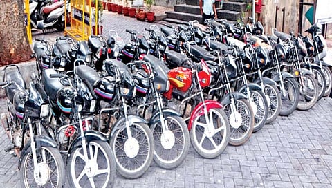 कोल्हापूर : दुचाकी चोरांना बेड्या
