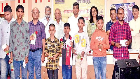 अंध बांधवांचा डोळस कलाविष्कार