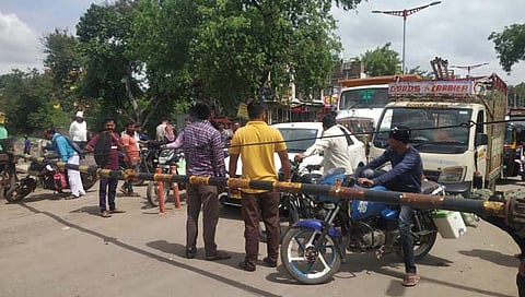 औरंगाबाद : शिवाजीनगर रेल्वे गेटला वाहनाची धडक; चार तास वाहतूक खोळंबली