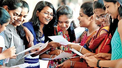 नगरच्या पोरीच हुश्शारऽऽऽऽऽ!